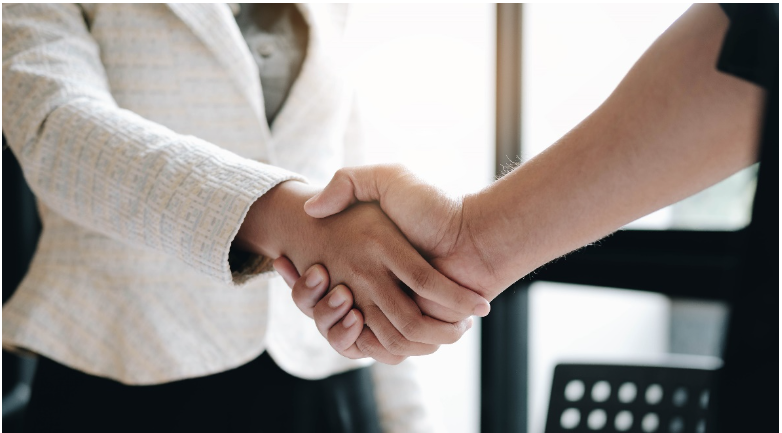 Partnerschaft auf Augenhöhe – Handschlag bei API – Accounting. People. Insights. Horn